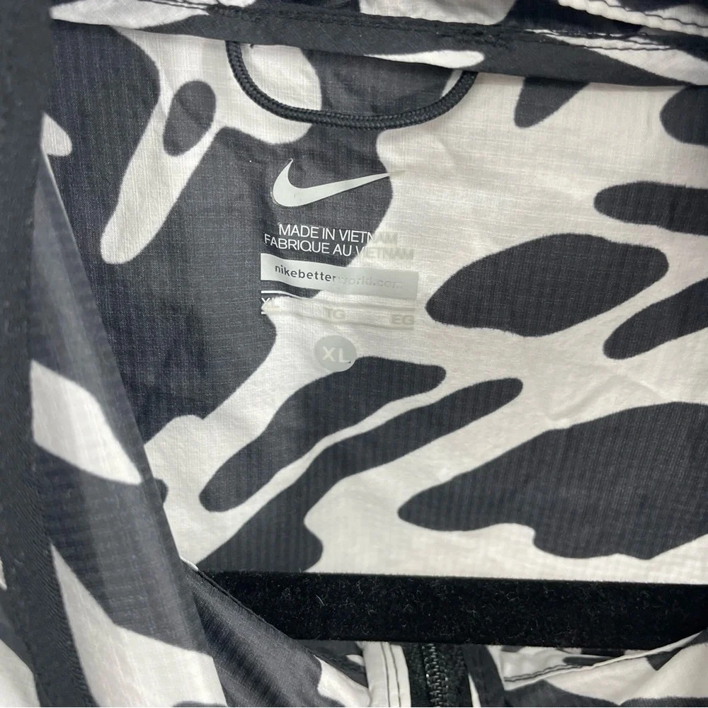 Nike Ultra Thin Packable Running Jacket Black And… - image 5